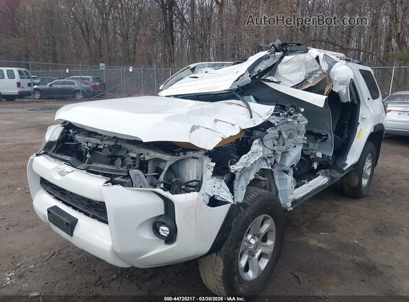 JTEMU5JR8P6106912 2023 TOYOTA 4RUNNER Белый Вид спереди