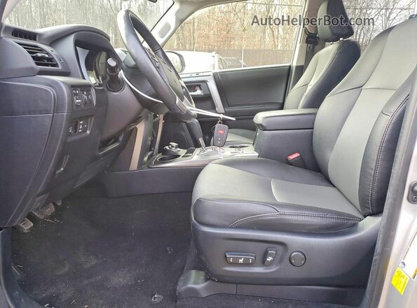 JTENU5JR3R6231923 2024 TOYOTA 4RUNNER Silver Widok wnętrza z przodu