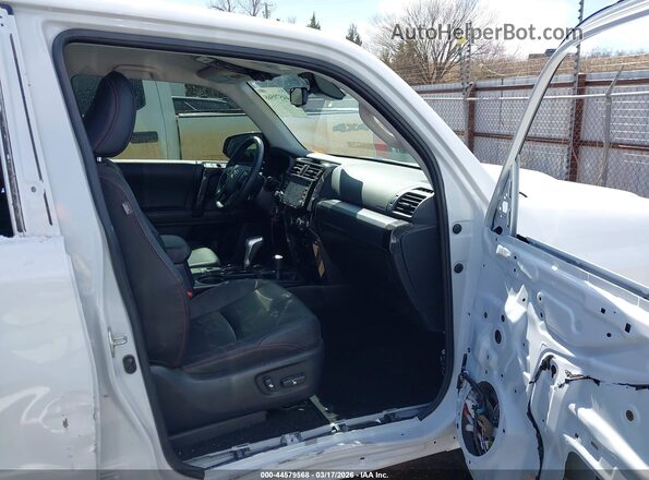 JTERU5JR2R6306175 2024 TOYOTA 4RUNNER White Front interior view