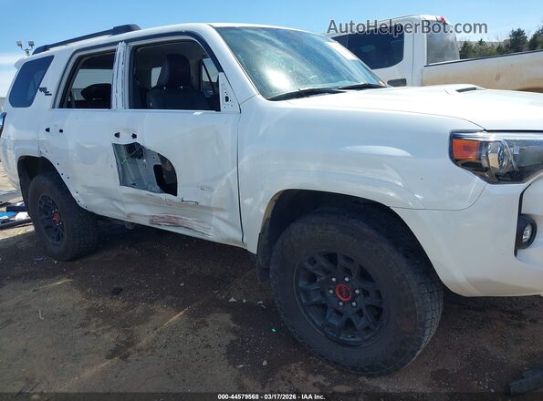 JTERU5JR2R6306175 2024 TOYOTA 4RUNNER White Front view
