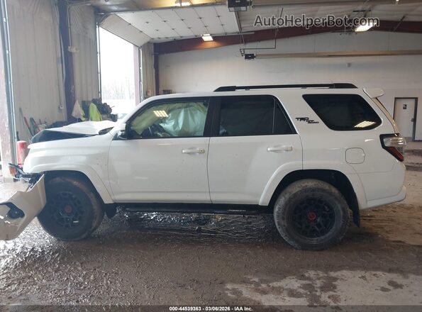 JTERU5JR5R6253519 2024 TOYOTA 4RUNNER White Սալոնի 360 աստիճան տեսք