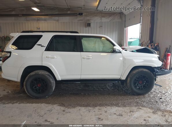 JTERU5JR5R6253519 2024 TOYOTA 4RUNNER White Սալոնի հետևի տեսք