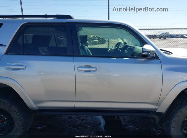 JTERU5JR6N6000218 2022 TOYOTA 4RUNNER Silver Rear interior view