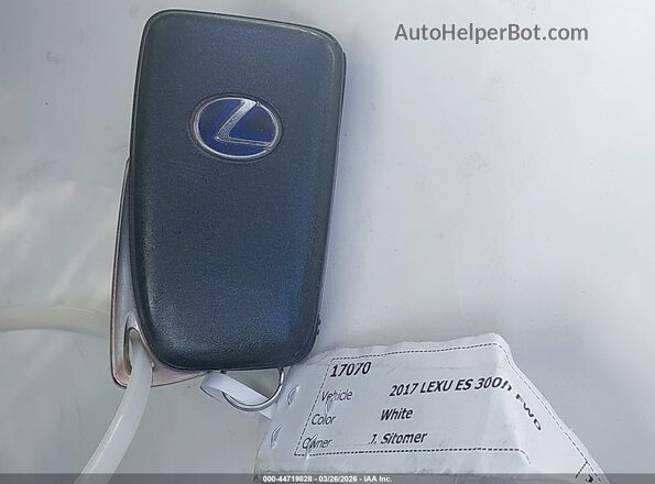JTHBW1GG8H2147455 2017 LEXUS ES 300H Белый Вид панели приборов