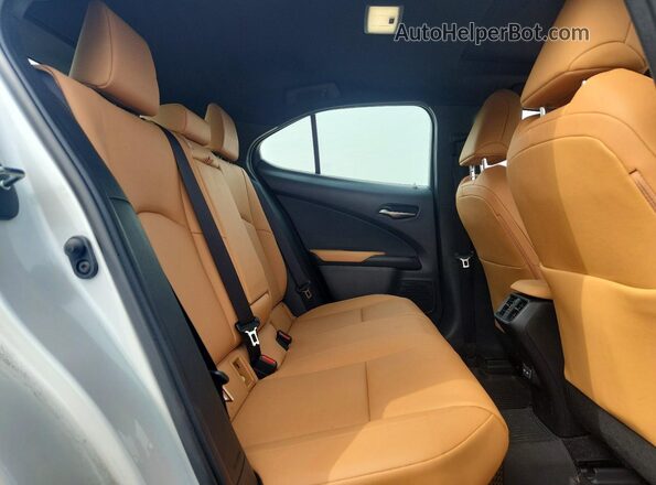 JTHP9JBH2R2074114 2024 LEXUS UX White Հետևի նստատեղերի տեսք