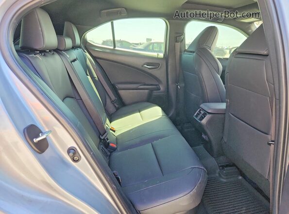 JTHR9JBHXR2079134 2024 LEXUS UX Silver Սալոնի հետևի տեսք