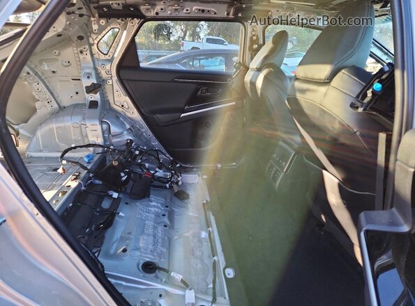 JTMABACA7RA063886 2024 TOYOTA LIMITED Silver Widok wnętrza z tyłu
