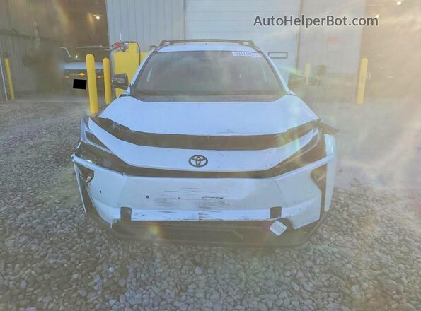 JTMBDAFB8TA000998 2026 TOYOTA LE White Widok z przodu