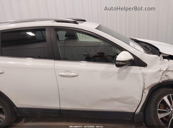 JTMRFREV5HJ118677 2017 TOYOTA LE White 