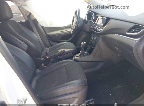 KL4CJASM2NB542013 2022 BUICK ENCORE White Вид салону спереду