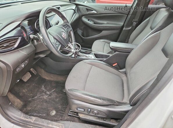 KL4MMCSLXPB113946 2023 BUICK ENCORE White Widok wnętrza z przodu