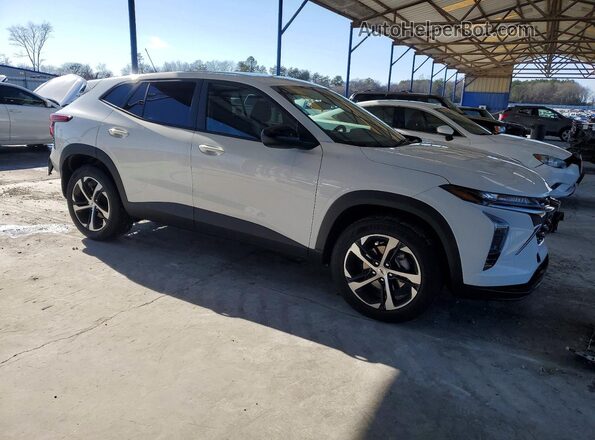 KL77LGEP9TC001166 2026 CHEVROLET TRAX White Delantero derecho