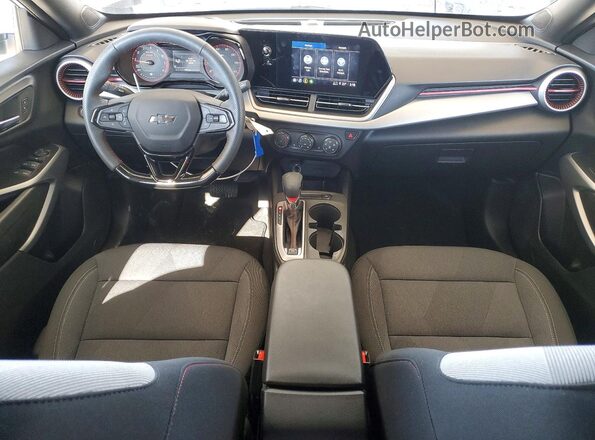 KL77LGEP9TC001166 2026 CHEVROLET TRAX White Vista del salpicadero