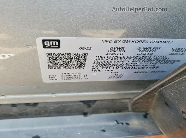 KL77LHE20RC054499 2024 CHEVROLET TRAX Charcoal Widok naklejki z numerem VIN
