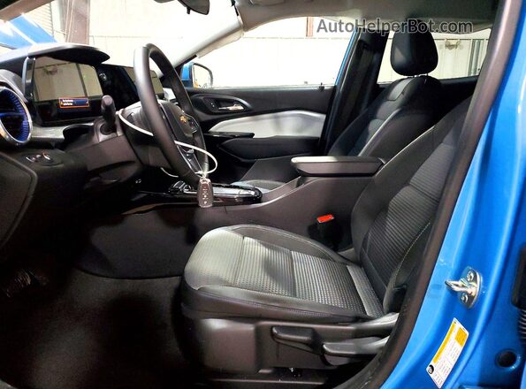 KL77LHEP1TC028528 2026 CHEVROLET TRAX Blue Widok wnętrza z przodu