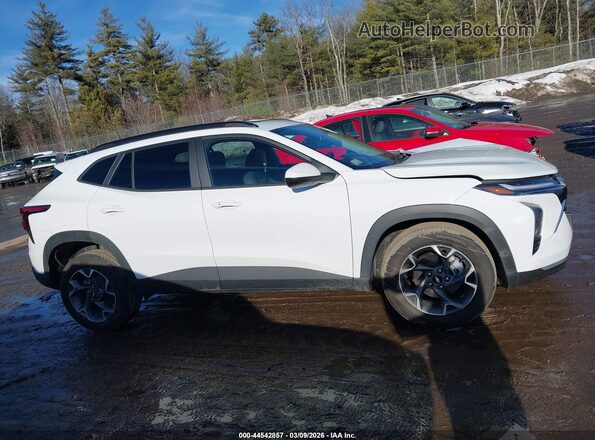 KL77LHEP8TC072591 2026 CHEVROLET TRAX White Вид задньої частини салону