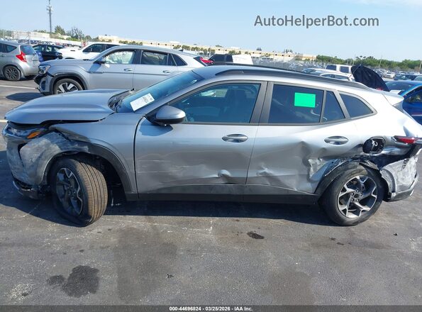 KL77LHEP8TC110997 2026 CHEVROLET TRAX Gray Front view