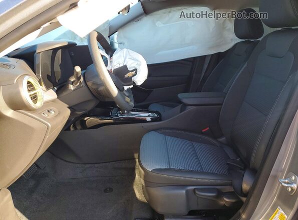 KL77LHEPXTC022436 2026 CHEVROLET TRAX Silver Vista interior delantera