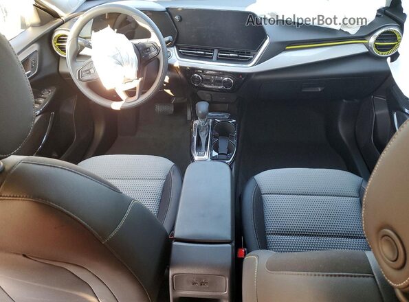KL77LHEPXTC022436 2026 CHEVROLET TRAX Silver Vista del salpicadero