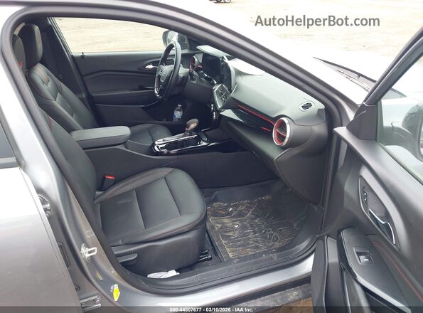 KL77LJE29RC126694 2024 CHEVROLET TRAX Gray Widok wnętrza z przodu