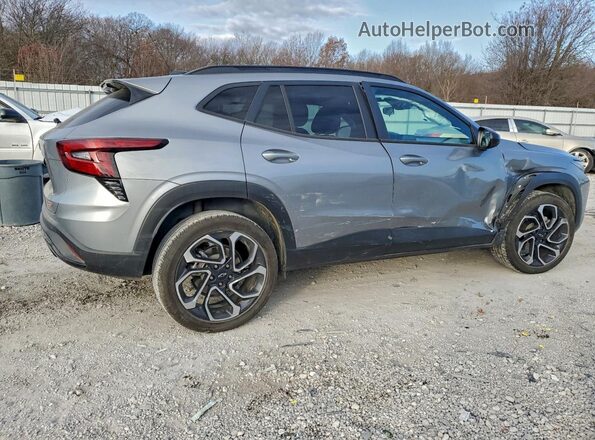 KL77LJEP1SC058389 2025 CHEVROLET TRAX Silver Rear right