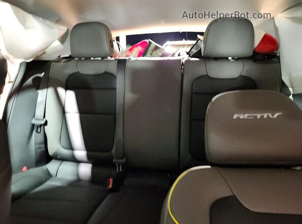 KL77LKEP3TC039608 2026 CHEVROLET TRAX Black Vista de los asientos traseros