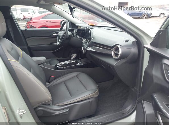 KL77LKEPXSC008239 2025 CHEVROLET TRAX Green Вид салону спереду