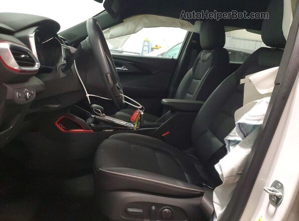 KL79MUSL1PB145151 2023 CHEVROLET TRAILBLAZER Белый Вид салона спереди