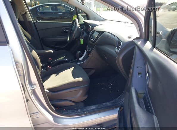 KL7CJKSB4HB103620 2017 CHEVROLET TRAX Silver Widok wnętrza z przodu