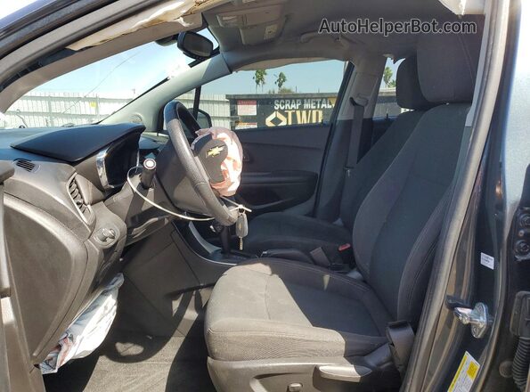 KL7CJKSB5MB308566 2021 CHEVROLET TRAX Gray Vista interior delantera
