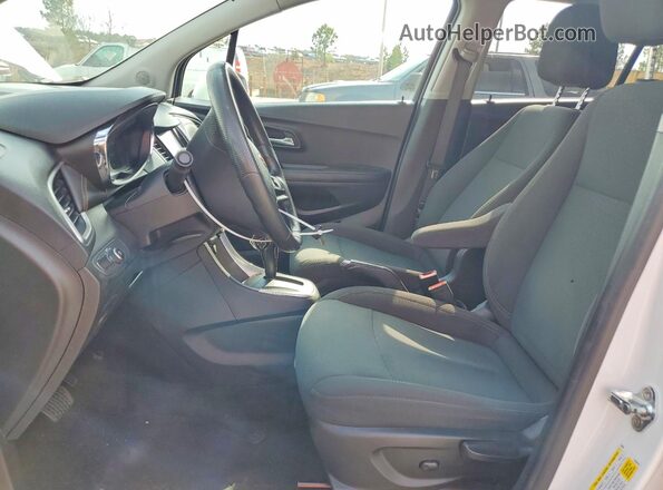 KL7CJKSBXMB339702 2021 CHEVROLET TRAX White Vista interior delantera