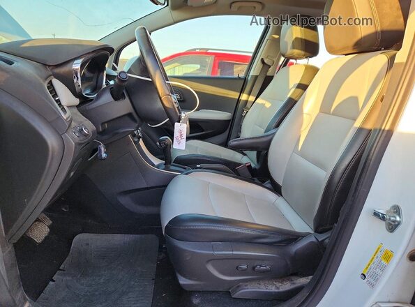 KL7CJLSB0MB331677 2021 CHEVROLET TRAX White წინა სალონის ხედი