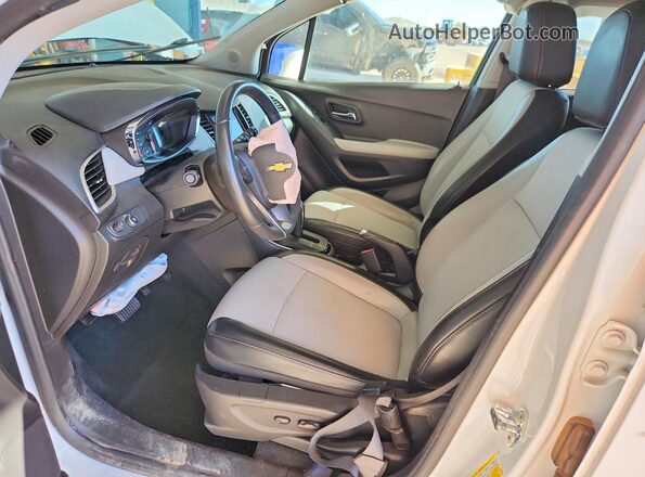 KL7CJLSB5MB360267 2021 CHEVROLET TRAX White Front interior view