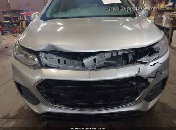 KL7CJPSB3MB324424 2021 CHEVROLET TRAX Серебряный Вид спереди