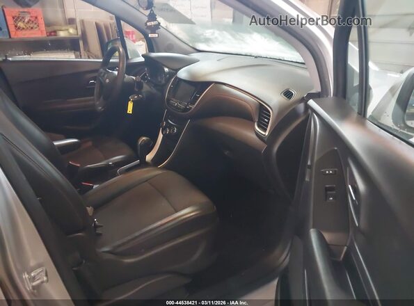 KL7CJPSB3MB324424 2021 CHEVROLET TRAX Серебряный Вид салона спереди