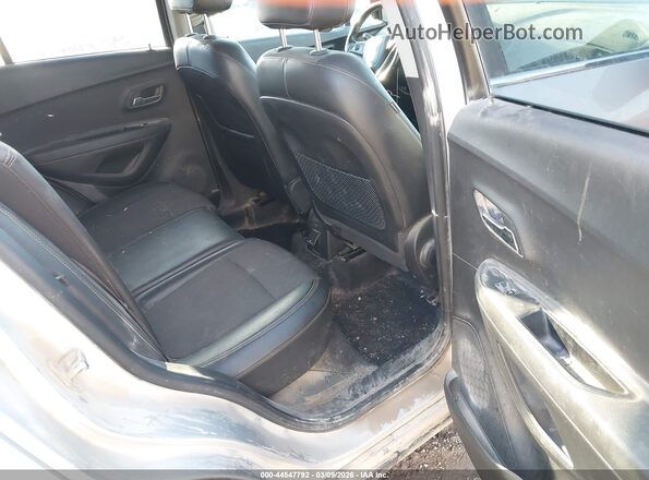 KL7CJPSB8JB710462 2018 CHEVROLET TRAX Silver VIN կոդի պիտակի տեսք