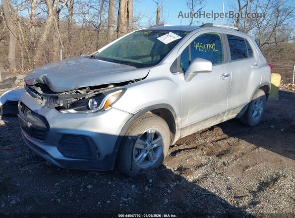 KL7CJPSB8JB710462 2018 CHEVROLET TRAX Silver Առջևի ձախ երեք քառորդ տեսարան