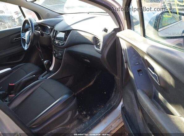 KL7CJPSB8JB710462 2018 CHEVROLET TRAX Silver Սալոնի դիմացի տեսք