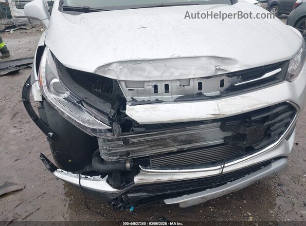 KL7CJPSB9KB931778 2019 CHEVROLET TRAX Silver Widok z przodu