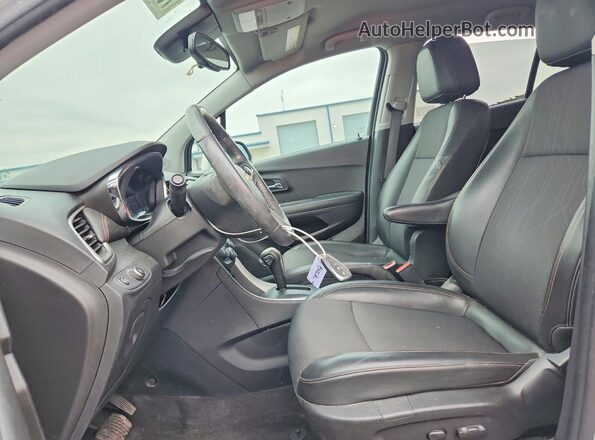 KL7CJPSM3MB368960 2021 CHEVROLET TRAX Silver Front interior view