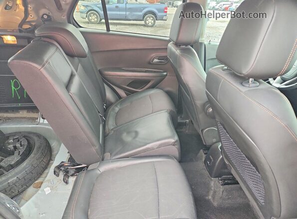 KL7CJPSM3MB368960 2021 CHEVROLET TRAX Silver Rear interior view