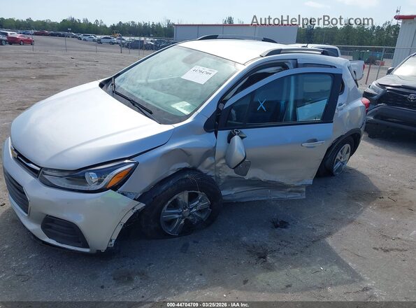 KL7CJPSM5MB370998 2021 CHEVROLET TRAX Серебряный Передняя левая четверть