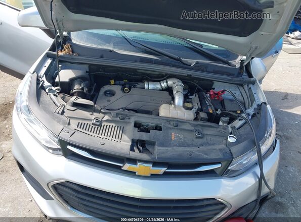 KL7CJPSM5MB370998 2021 CHEVROLET TRAX Серебряный Вид сзади
