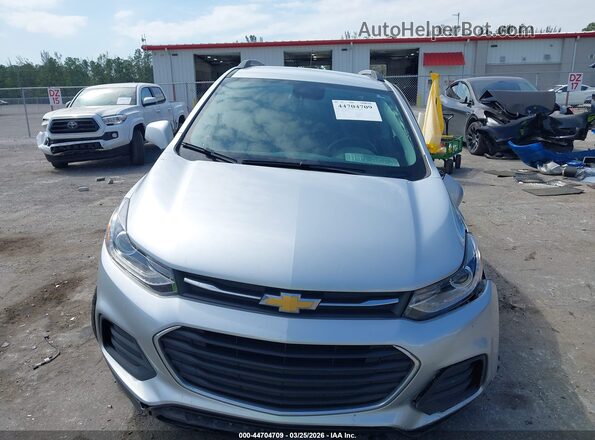 KL7CJPSM5MB370998 2021 CHEVROLET TRAX Серебряный Вид задней части салона