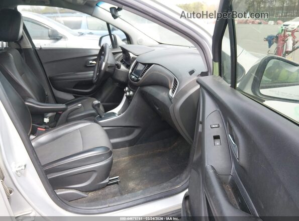 KL7CJPSM5NB567915 2022 CHEVROLET TRAX Silver Вид салону спереду