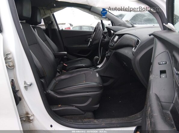 KL7CJPSM6MB366538 2021 CHEVROLET TRAX Белый Вид салона спереди