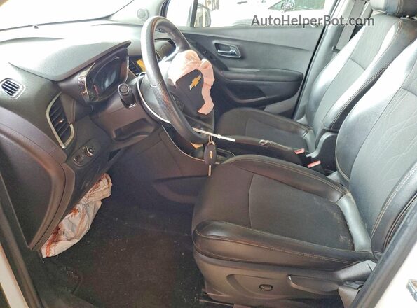 KL7CJPSM7MB372073 2021 CHEVROLET TRAX Белый Вид салона спереди