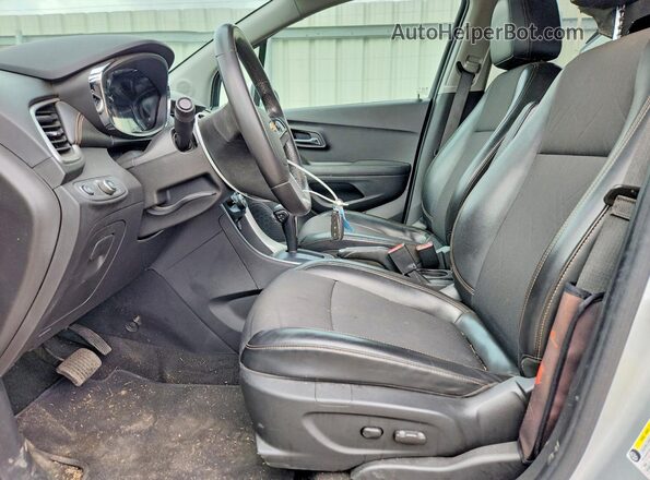 KL7CJPSM7NB542501 2022 CHEVROLET TRAX Silver Front interior view