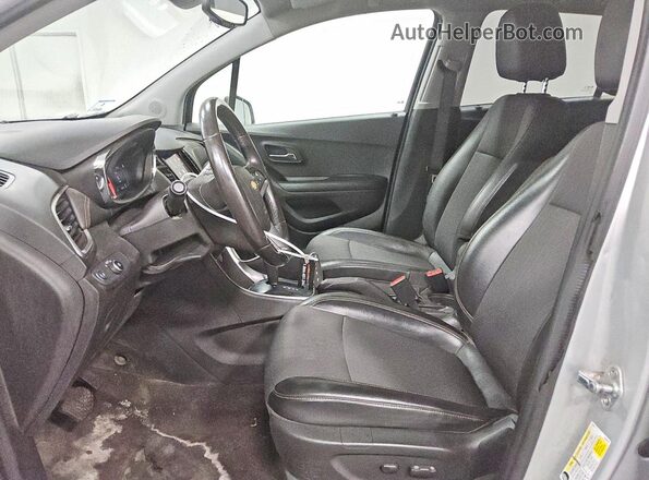 KL7CJPSMXNB540581 2022 CHEVROLET TRAX Silver Front interior view