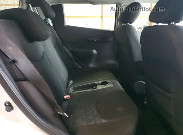KL8CD6SA0NC035856 2022 CHEVROLET SPARK White Widok wnętrza z tyłu